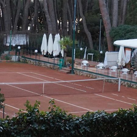 A 20 Mt Dal Mare Con Ombrellone E Sdraio In Spiaggia Castiglioncello Eksteriør billede